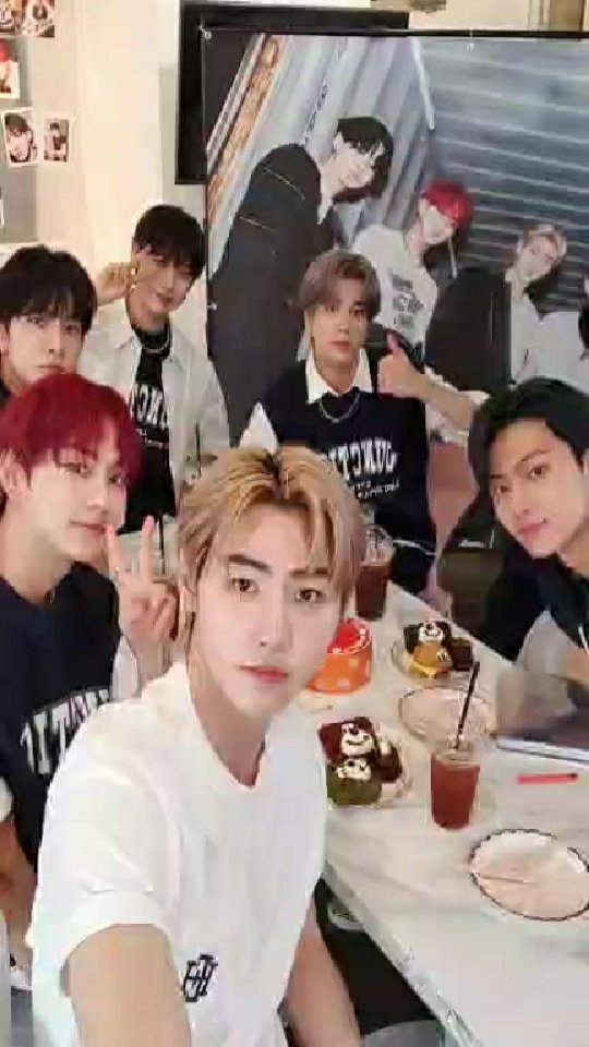 컴백축하…