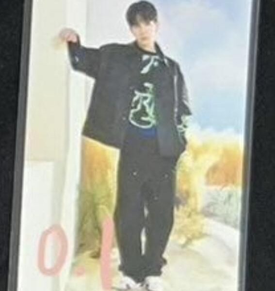 Help me identify this photocard pls