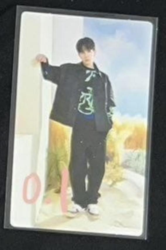 Help me identify this photocard pls