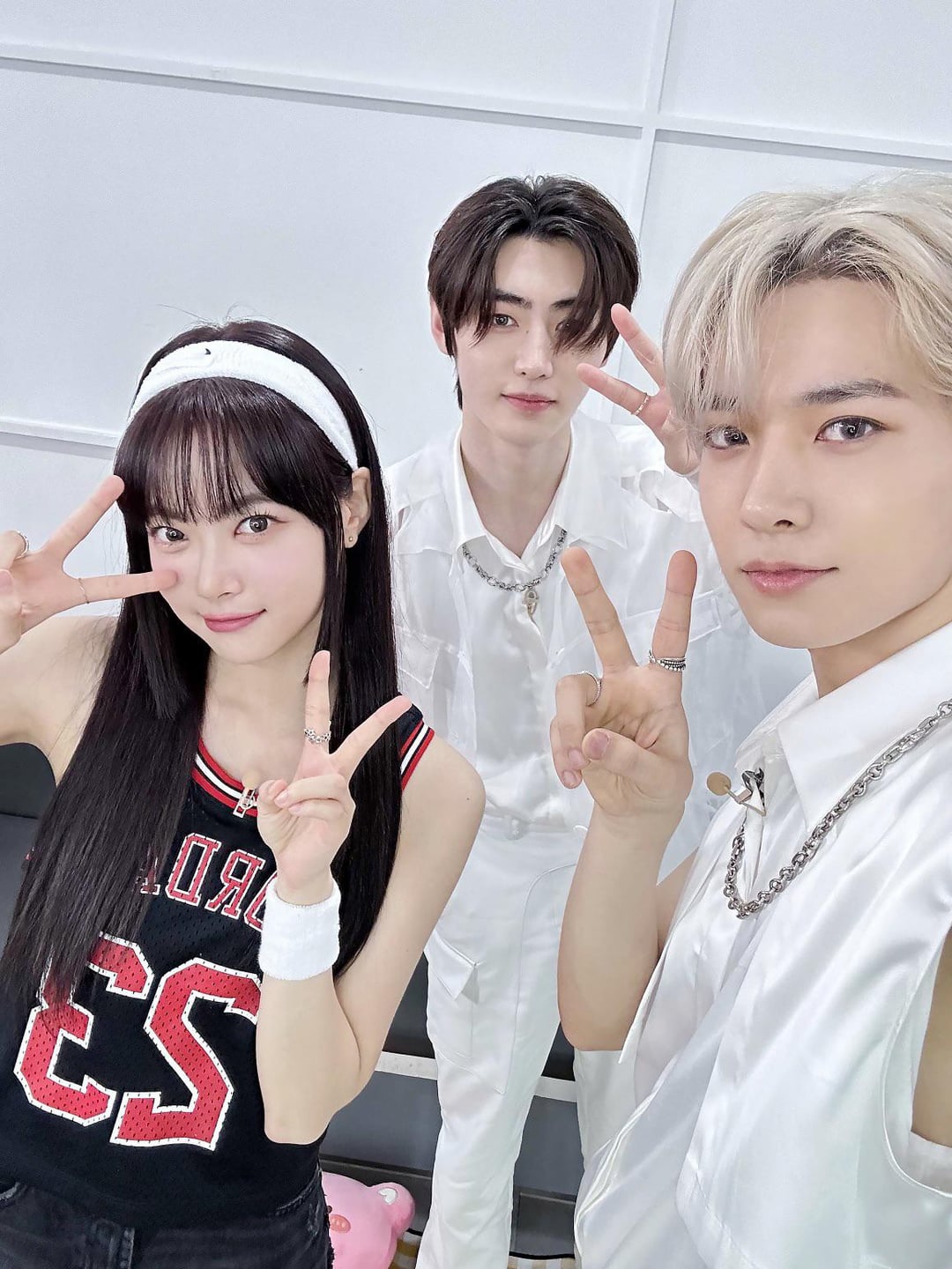 230608 Eunchae diary Twitter: Heeseung and Sunghoon with Eunchae (LE SSERAFIM)