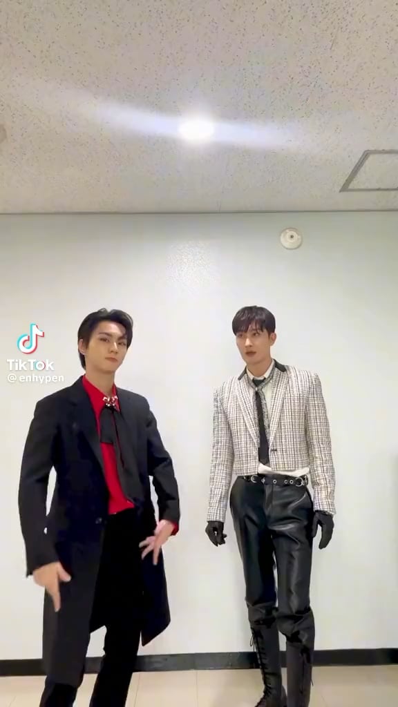 230604 TikTok: Jungwon with Zhoumi (Super Junior) - ‘Bite Me’ Dance Challenge