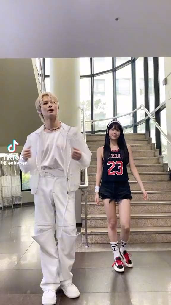 230603 TikTok: Ni-ki with Eunchae (LE SSERAFIM) - ‘Bite Me’ Dance Challenge