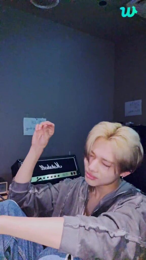 230811 [Weverse Live: Ni-ki] yeah~:)
