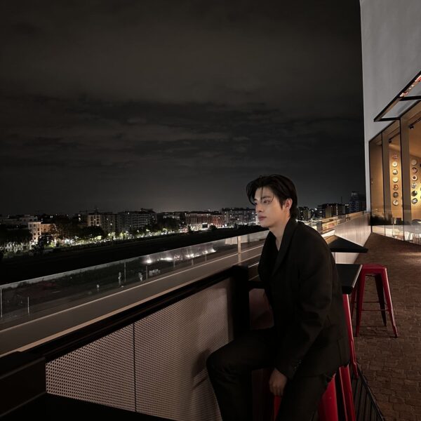 Do guys you know where Jake is in this picture? The place looks really nice tho, please let me know if you know the location hehe, thanks!