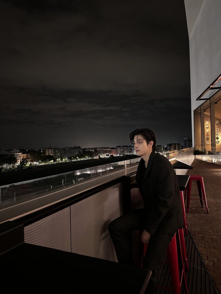 Do guys you know where Jake is in this picture? The place looks really nice tho, please let me know if you know the location hehe, thanks!