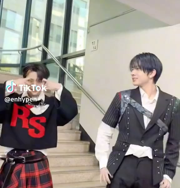 231120 TikTok: Heeseung with I.N (Stray Kids) - 'Sweet Venom' Dance Challenge