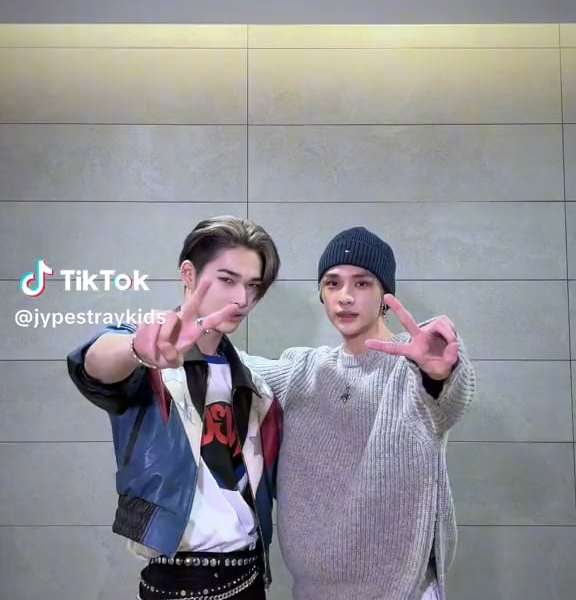 231120 Stray Kids TikTok: Ni-ki with Hyunjin (Stray Kids) - 'LALALALA' Dance Challenge