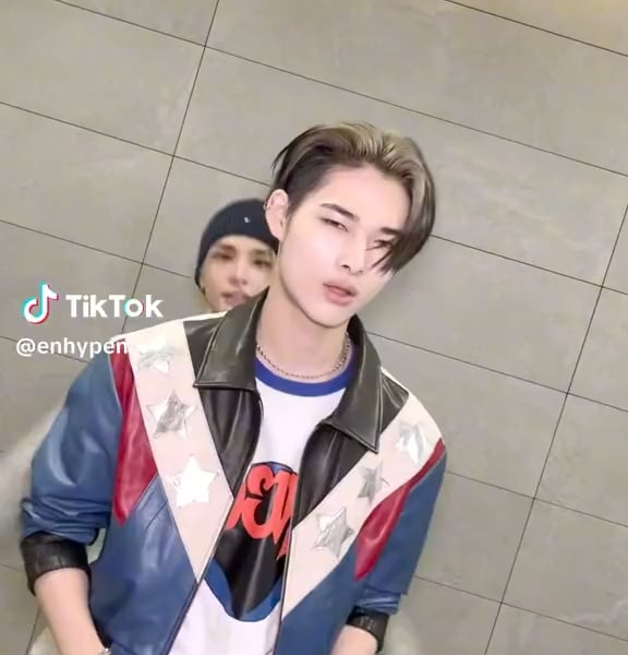 231120 TikTok: Ni-ki with Hyunjin (Stray Kids) - 'Sweet Venom' Dance Challenge