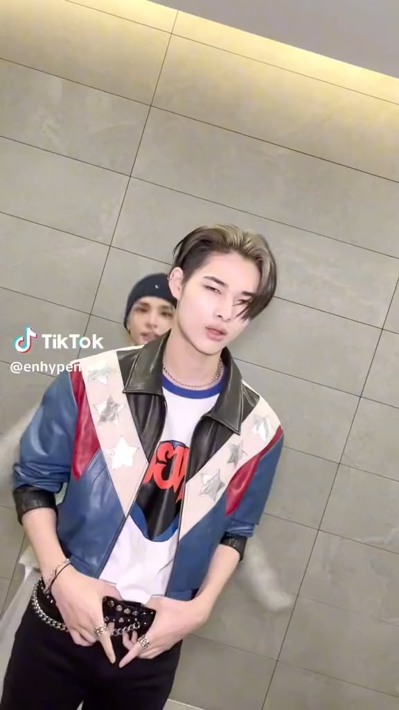 231120 TikTok: Ni-ki with Hyunjin (Stray Kids) - 'Sweet Venom' Dance Challenge