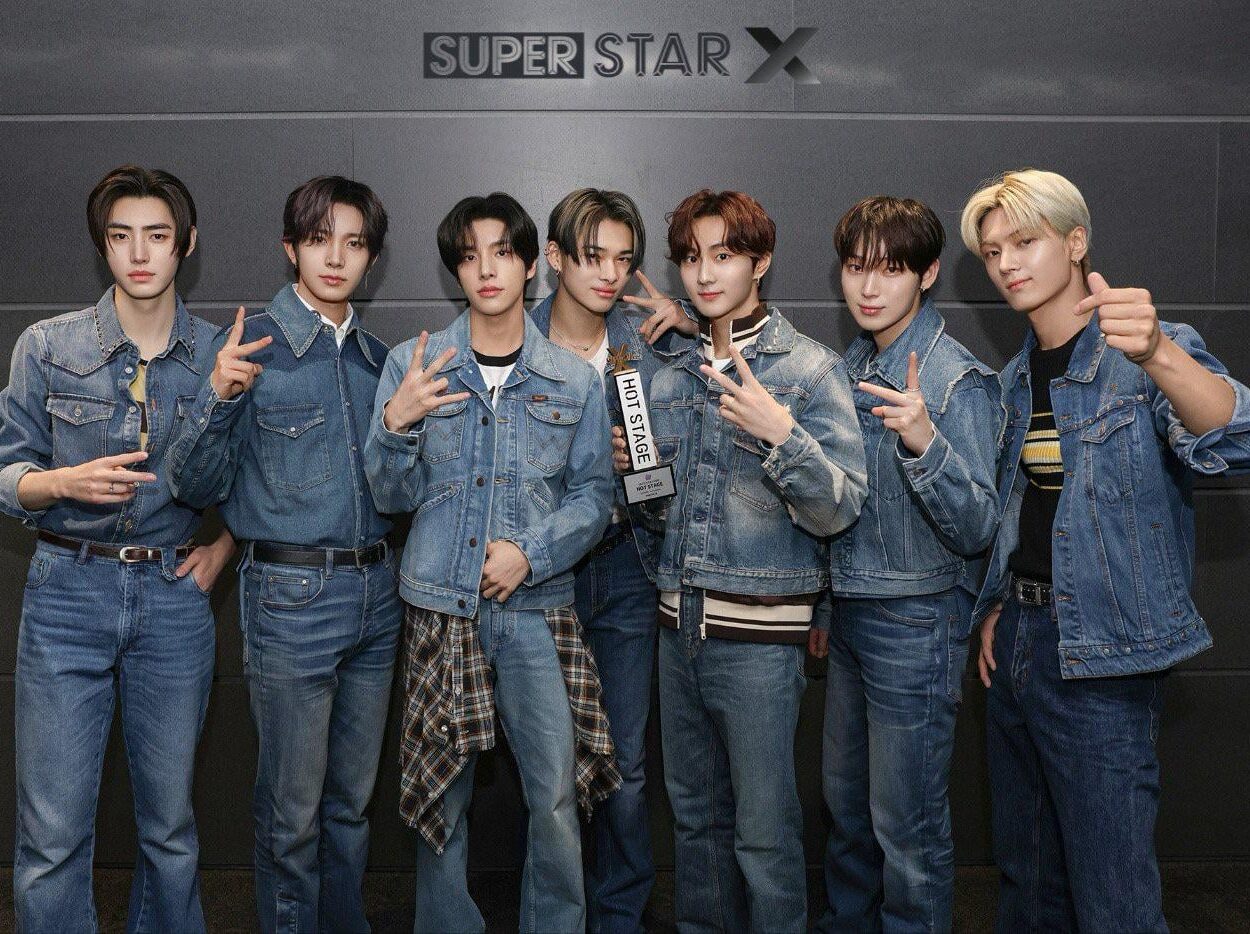 231218 SUPERSTARX_twt Twitter: ENHYPEN with their HOT STAGE trophy!