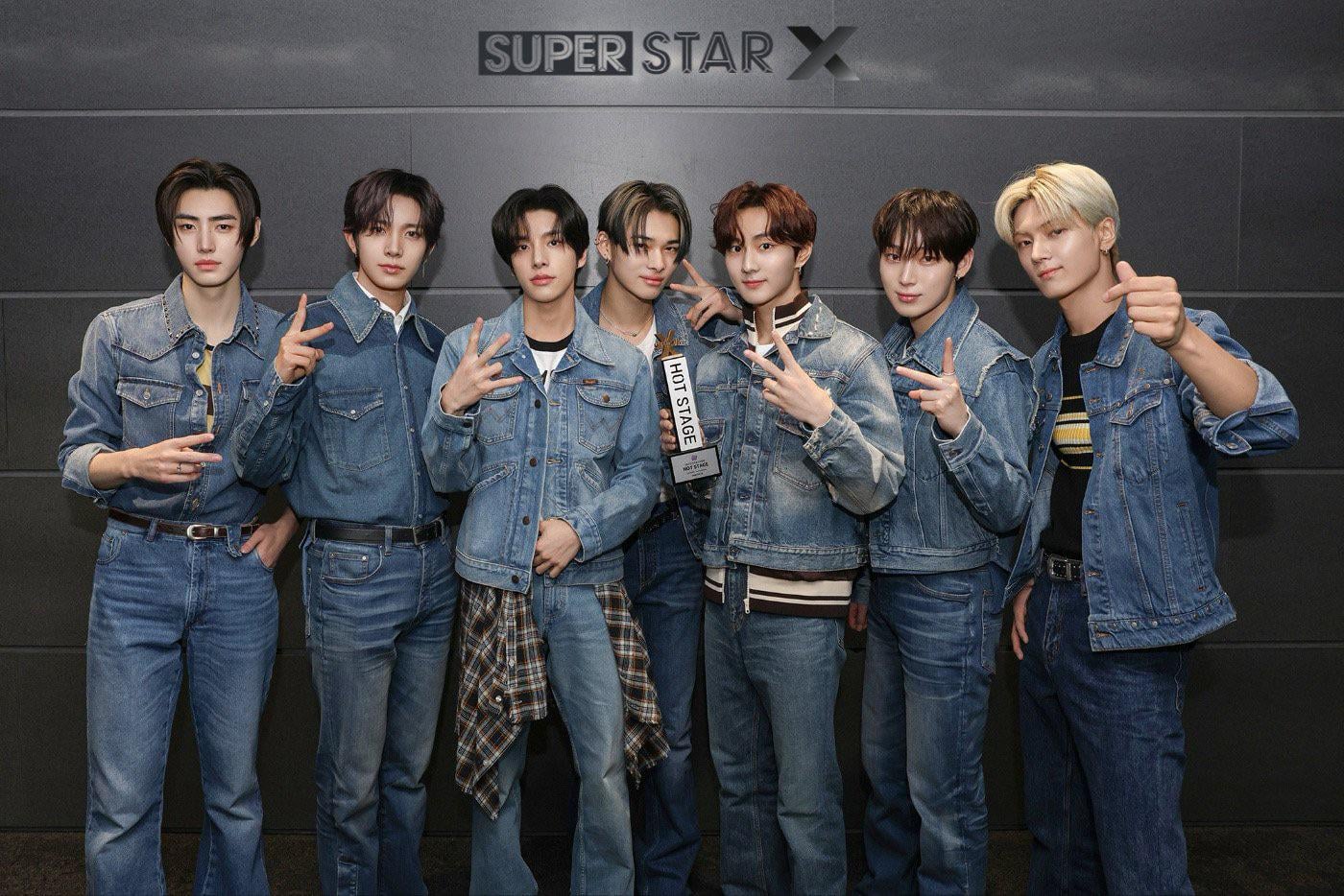 231218 SUPERSTARX_twt Twitter: ENHYPEN with their HOT STAGE trophy!