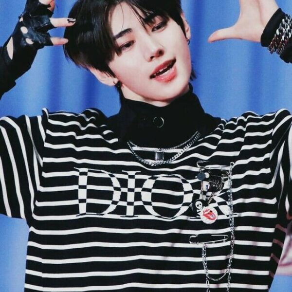 comment your FAVORITE picture of sunghoon