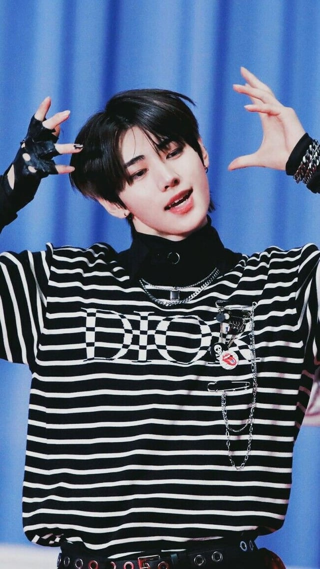 comment your FAVORITE picture of sunghoon