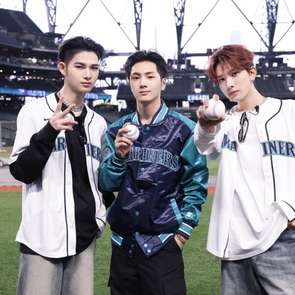 240605 Weverse: HEESEUNG & JAY & NI-KI <Seattle Mariners> Pitch Behind Photo Sketch