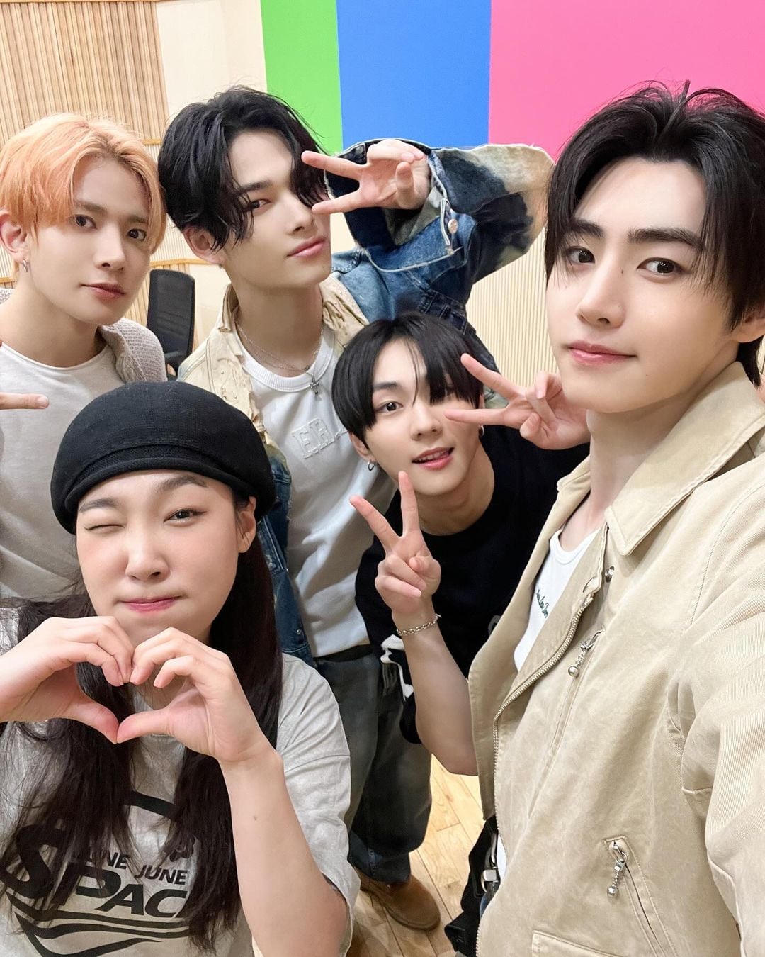 240730 kbsgayo Instagram: Jungwon, Heeseung, Sunghoon, Ni-ki with Lee Eunji