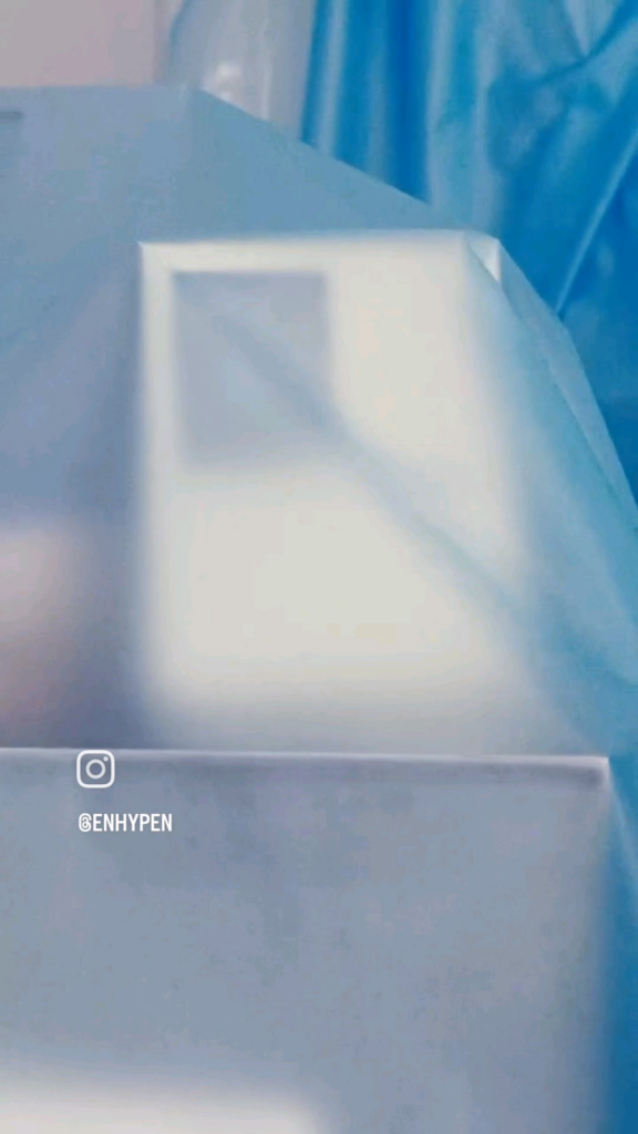 241014 Instagram: ROMANCE : UNTOLD -daydream- Physical Album Preview
