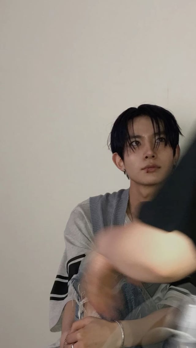Let me see the most ethereal/out of the world/ 'wanna gatekeep that'/ 'needs to be in the history books' sorta photos of yours biases you guys have