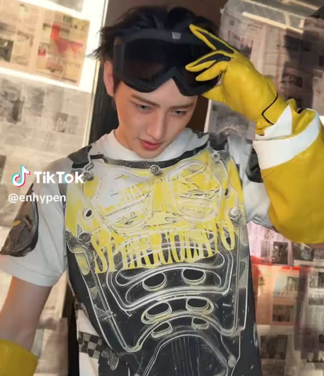 250627 Tiktok: Sunghoon & Ni-ki @ Outside