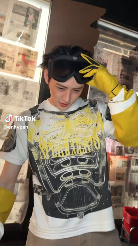 250627 Tiktok: Sunghoon & Ni-ki @ Outside