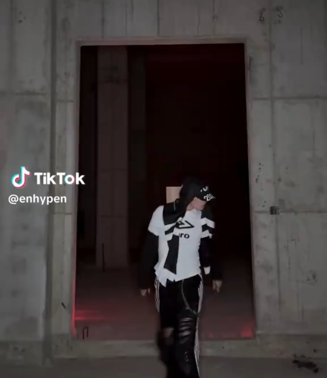 250628 Tiktok: Heeseung @ Outside