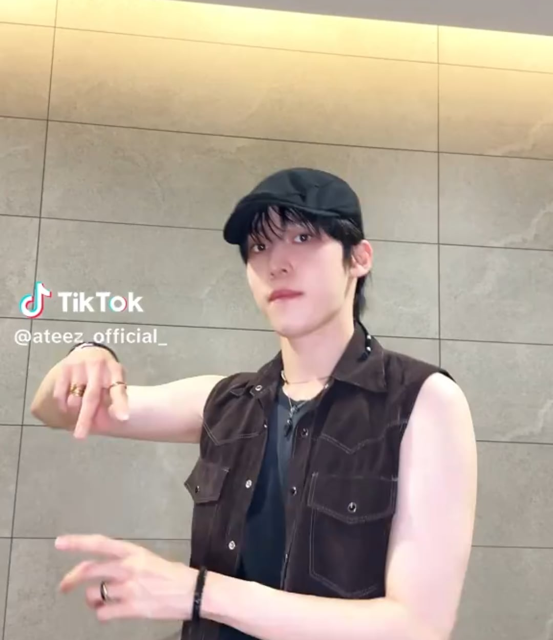250615 ATEEZ Tiktok: Yunho with Jay @ Lemon Drop