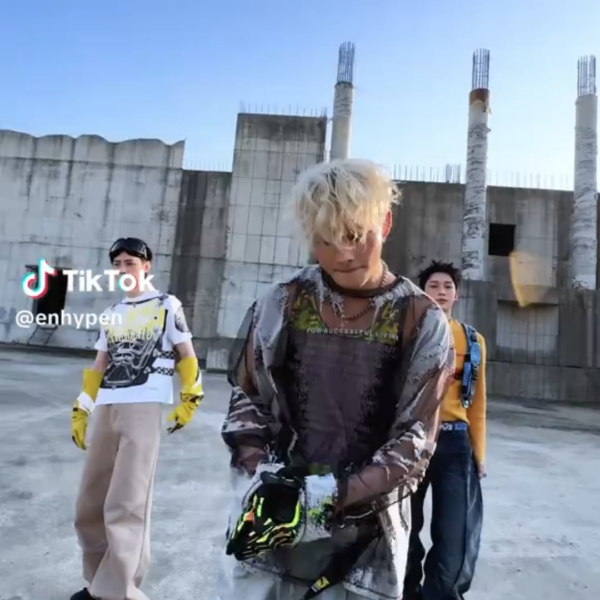 250623 Tiktok: ENHYPEN @ Outside (2)