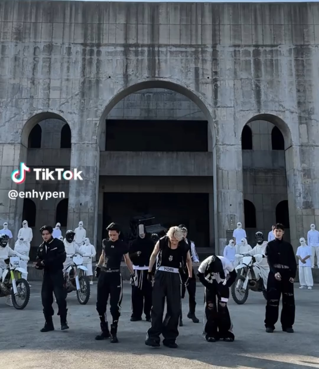 250630 Tiktok: ENHYPEN @ Outside
