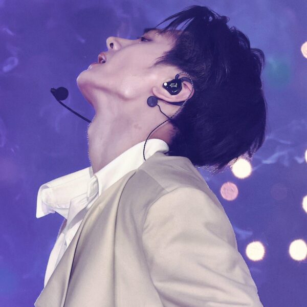 jay's jawline deserve its own fandom