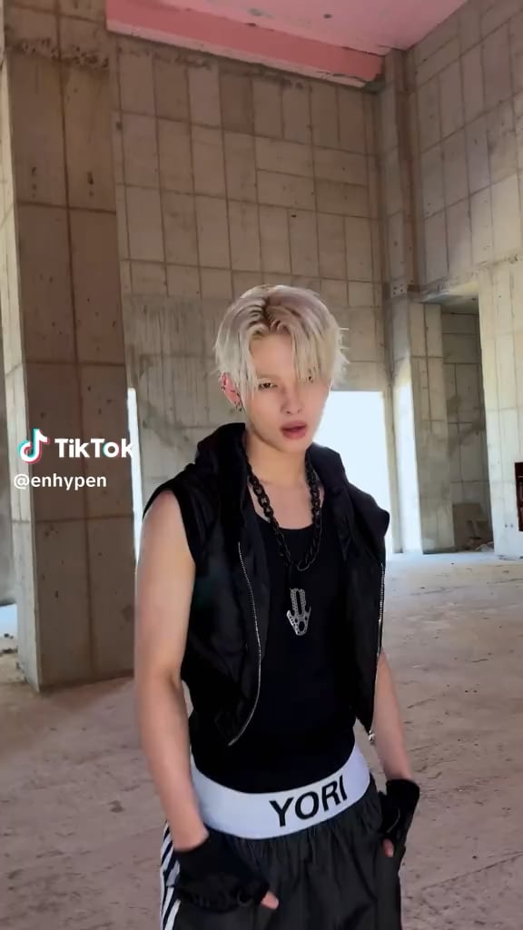 250704 Tiktok: Enhypen @ Outside!