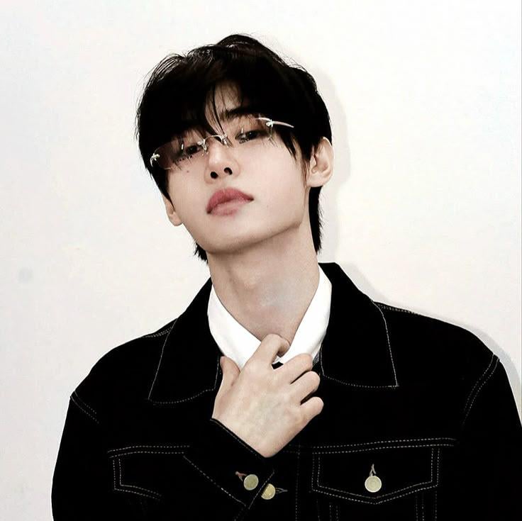 Guys what's your favorite sunghoon outfit?