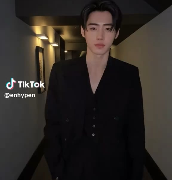 250926 Tiktok: Sunghoon @PradaSS26 (2)