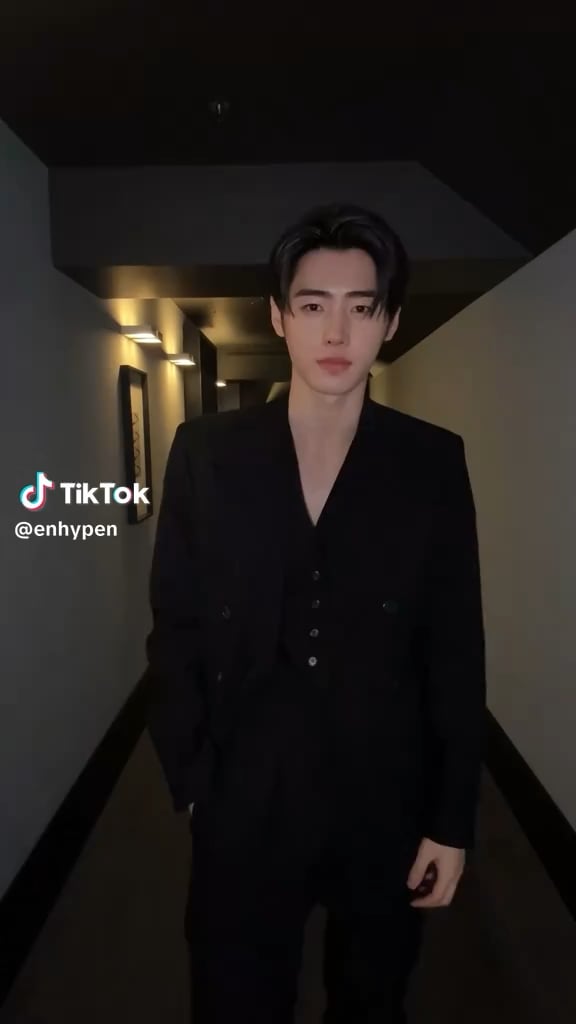 250926 Tiktok: Sunghoon @PradaSS26 (2)