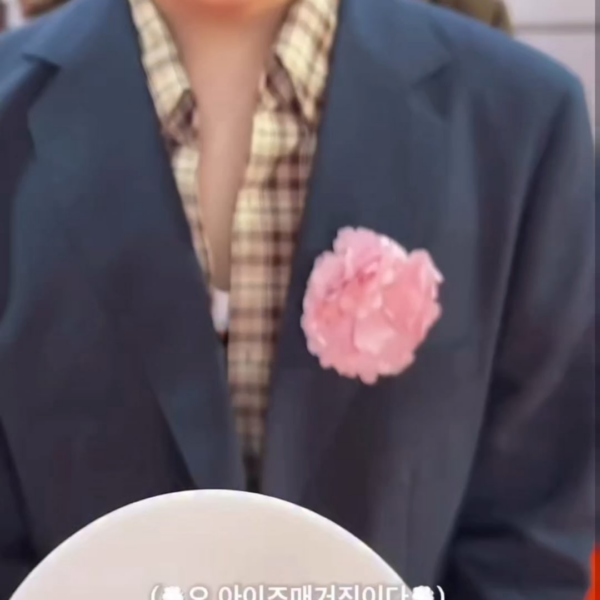 250925 eyesmag Instagram: ENHYPEN @ Prada SS26 (2)