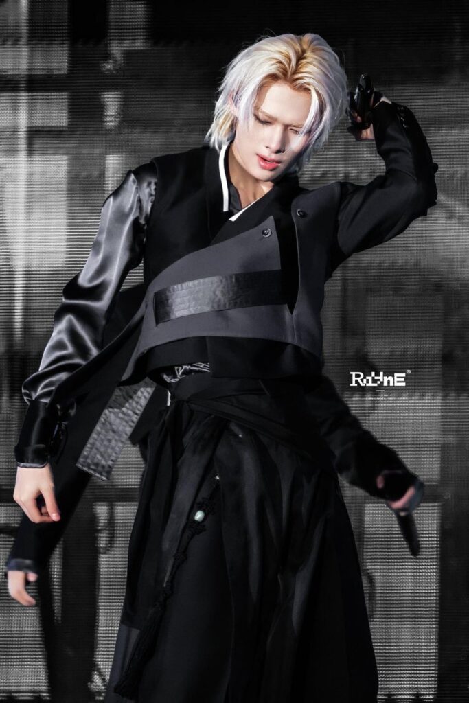 These altered Hanbok fits omg???