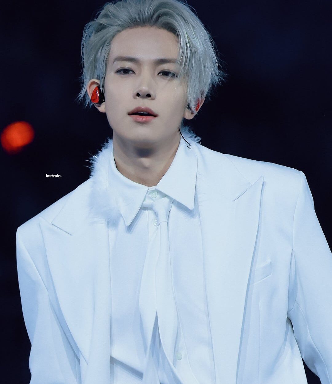 I love that even in all white heeseung still have a touch of red on him