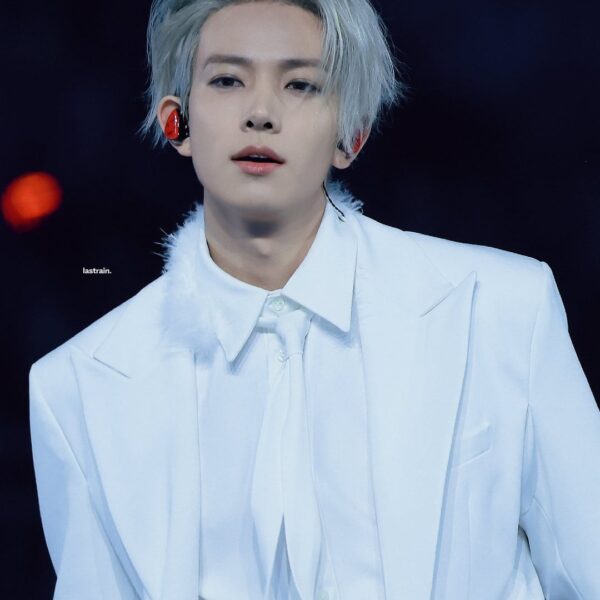 I love that even in all white heeseung still have a touch of red on him