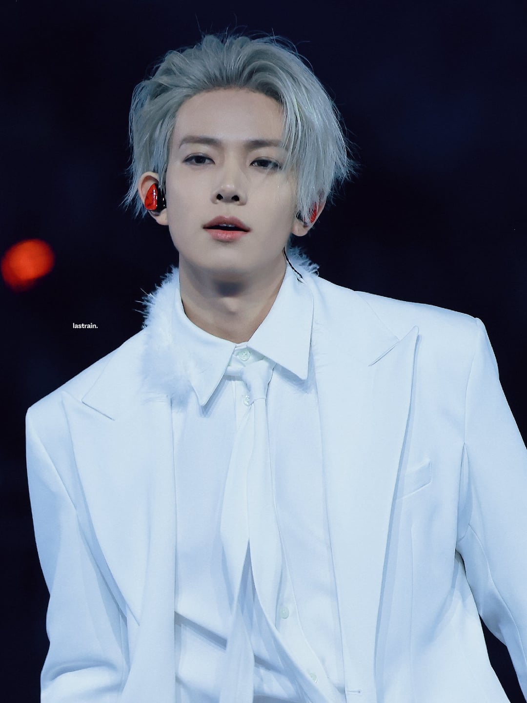 I love that even in all white heeseung still have a touch of red on him