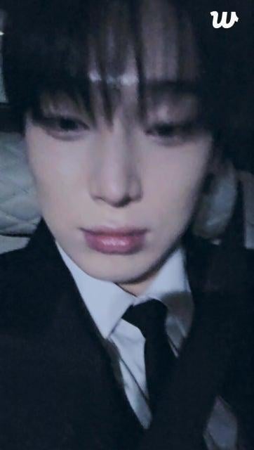 251223 [Weverse Live: Sunoo] A bit because I'm bored hehe (Acorn ( 심심해서 잠깐만 ㅎㅎ (도토리 )