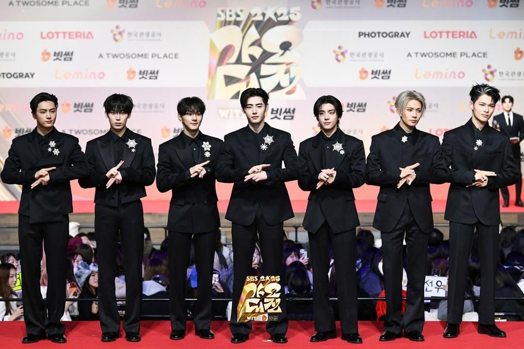 251225 SBS NOW Twitter Update With ENHYPEN - 2025 SBS Gayo Daejeon Winter: Golden Loop Red Carpet Photos