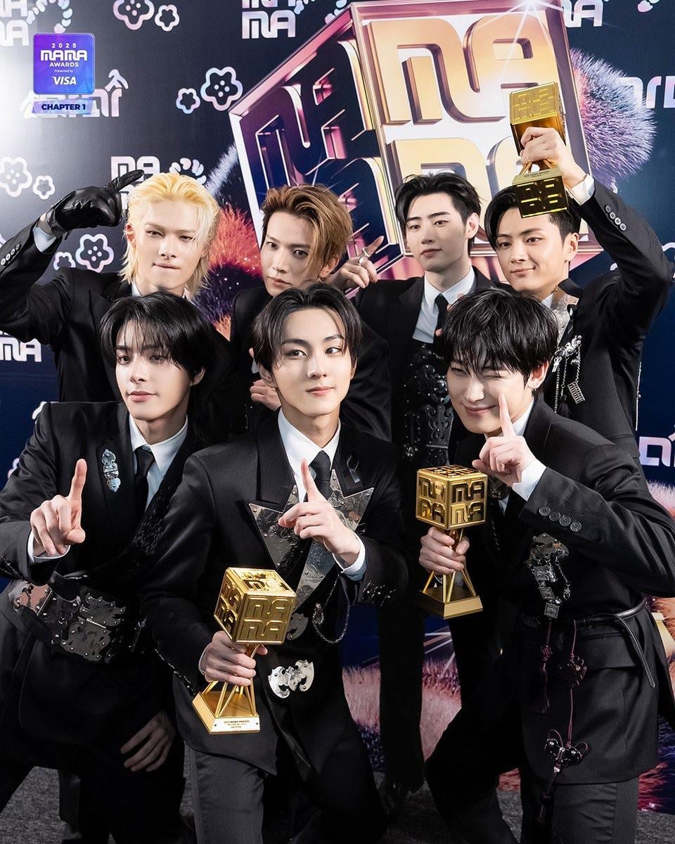 251216 MAMA AWARDS Twitter Update With ENHYPEN - 2025 MAMA AWARDS UH-HEUNG 4-CUTS BEHIND Photos