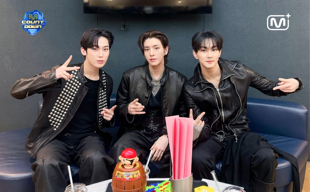 260122 Mnet Plus Update With MCs Jake, Sunoo & Jungwon - MCD Waiting Room Behind Photos