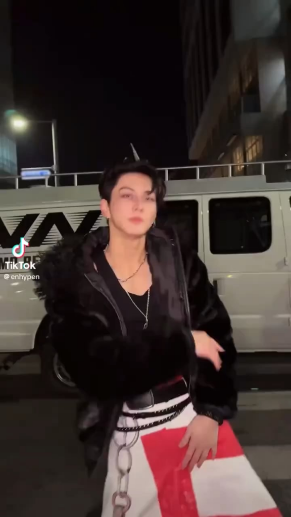 260116 Tiktok: Jungwon @ Knife Challenge