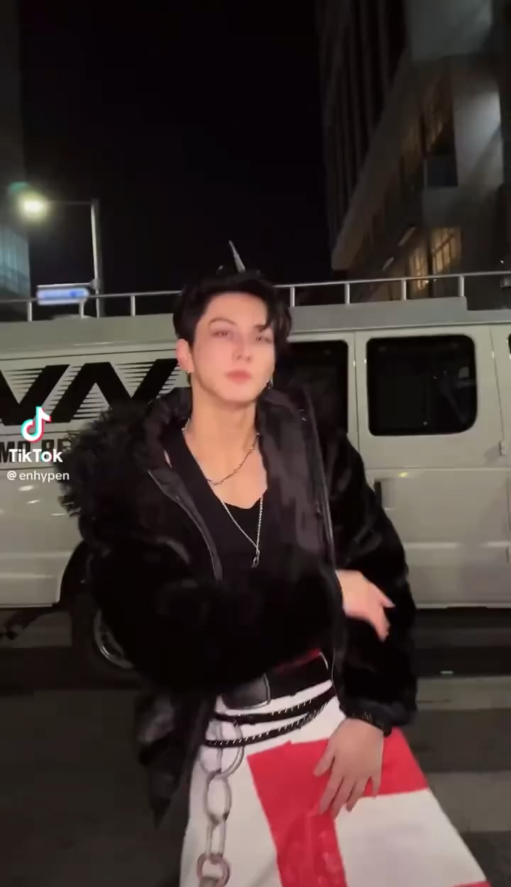 260116 Tiktok: Jungwon @ Knife Challenge