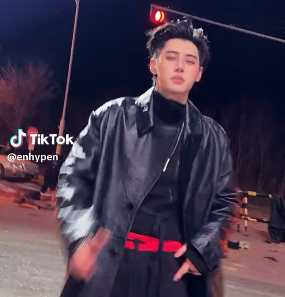 260116 Tiktok: Sunghoon @ Knife Challenge