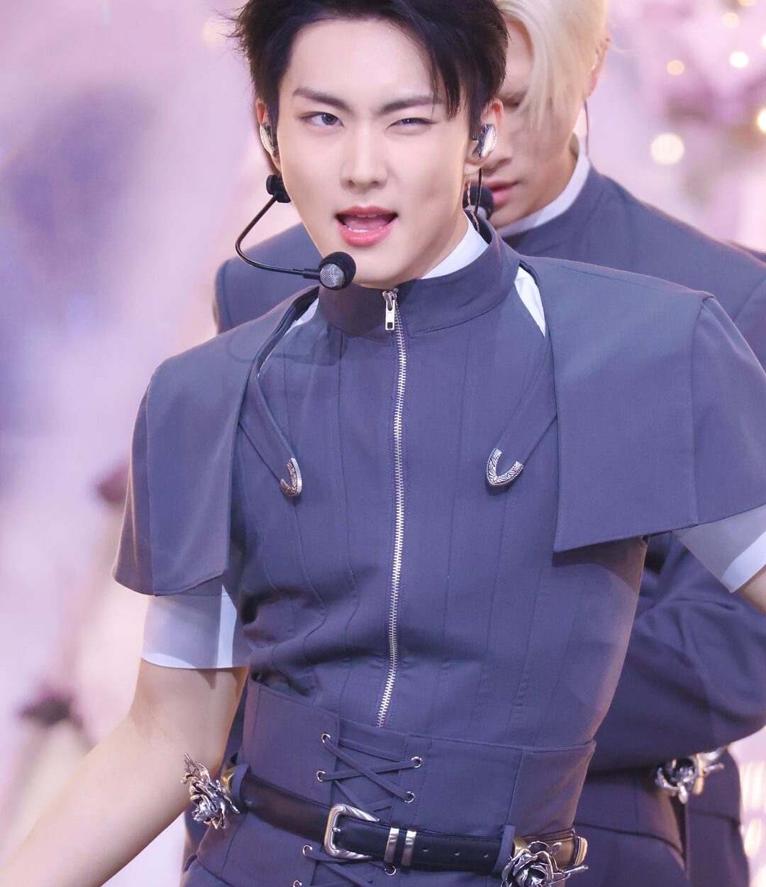 260117 KBS Kpop: 'Bad Desire (With or Without You)' Music Bank Throwback Behind Photos 1/2