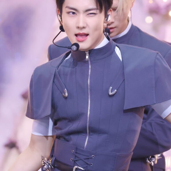 260117 KBS Kpop: 'Bad Desire (With or Without You)' Music Bank Throwback Behind Photos 1/2