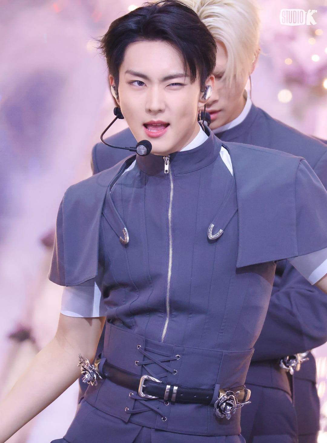 260117 KBS Kpop: 'Bad Desire (With or Without You)' Music Bank Throwback Behind Photos 1/2