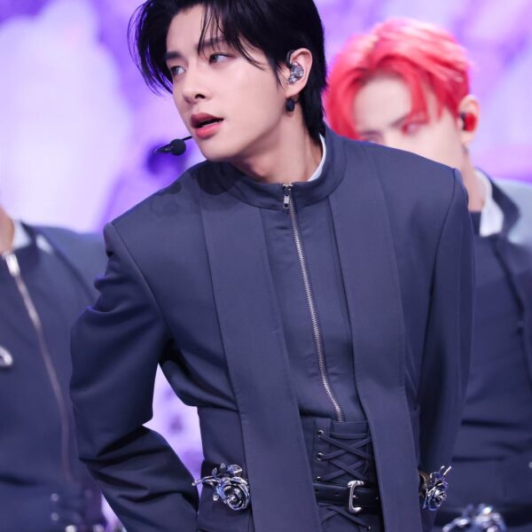 260117 KBS Kpop: 'Bad Desire (With or Without You)' Music Bank Throwback Behind Photos 2/2