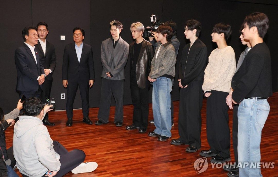 260121 Prime Minister Kim Min-seok visited the HYBE company building on the 21st and exchanged greetings with ENHYPEN