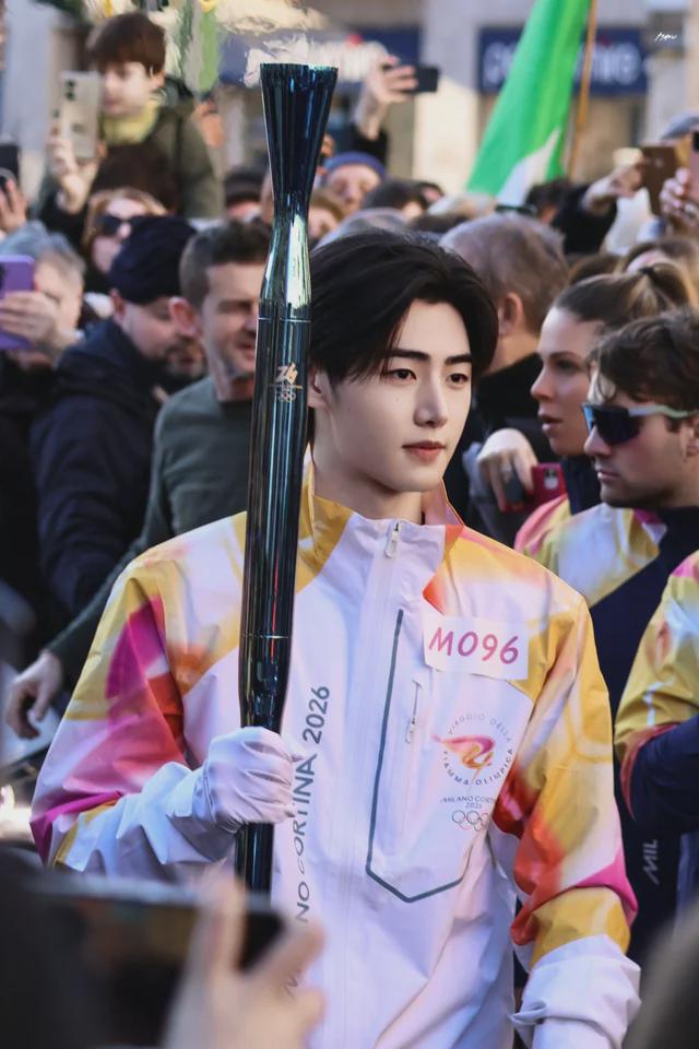 Seeing Sunghoon carry the Olympic torch ... I’m actually sobbing.